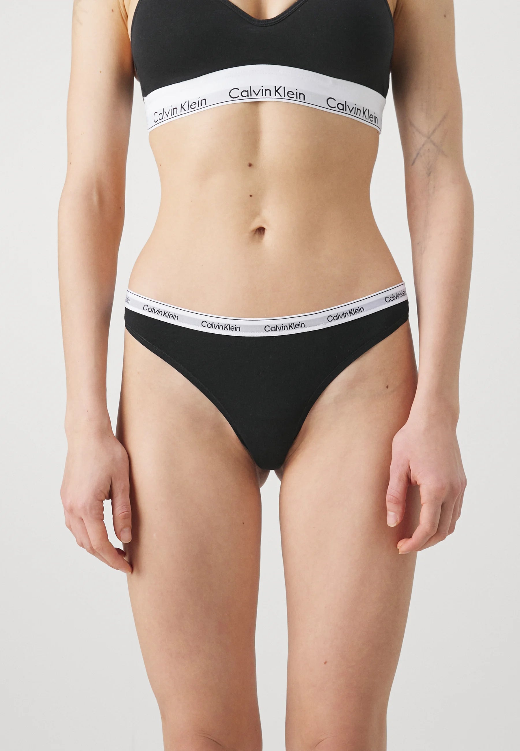 Trójpak stringów Calvin Klein Logo Icon – czarny
