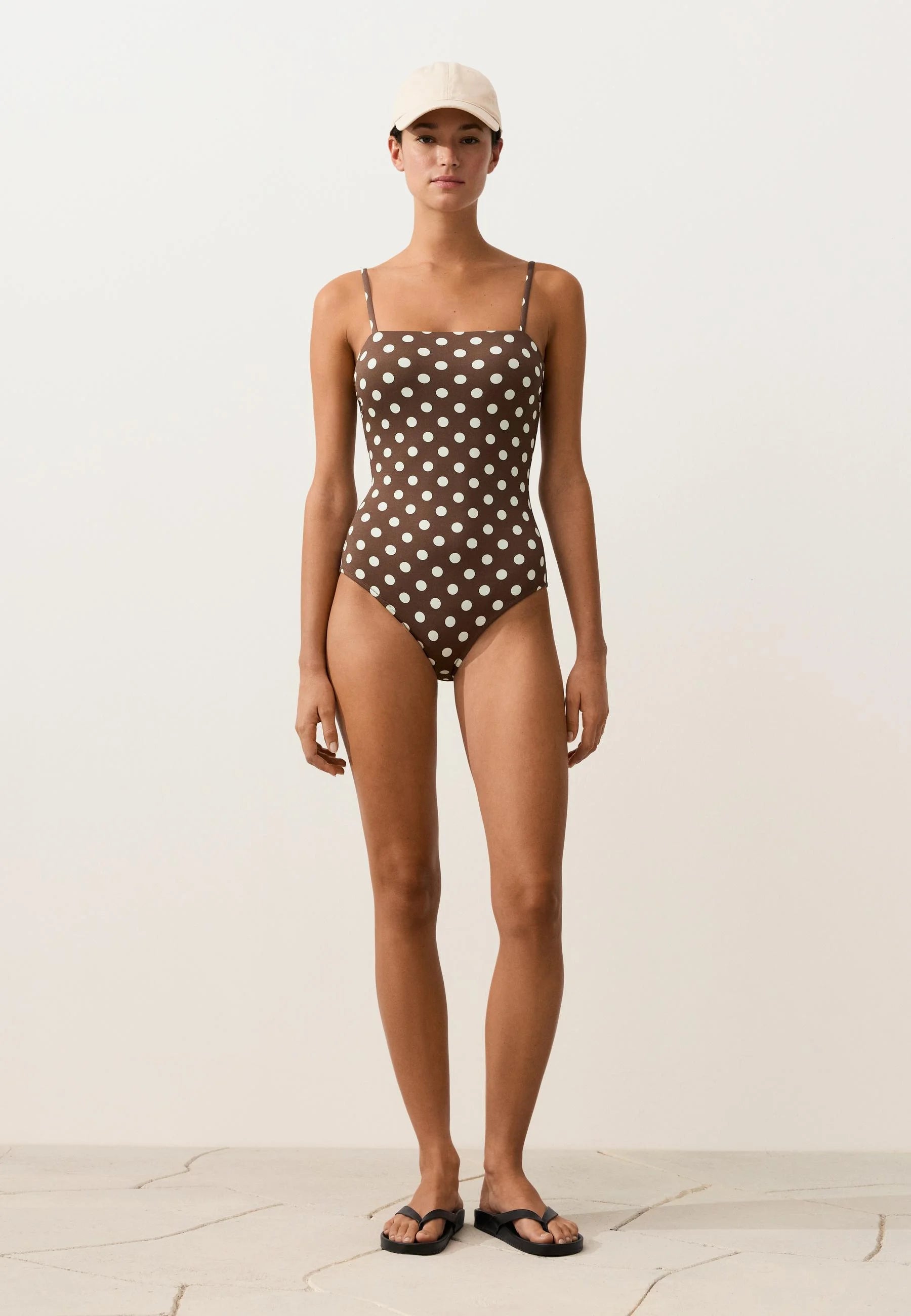 OYSHO Polka Dot Piqué Bandeau Einteiliger Badeanzug – Dunkelbraun