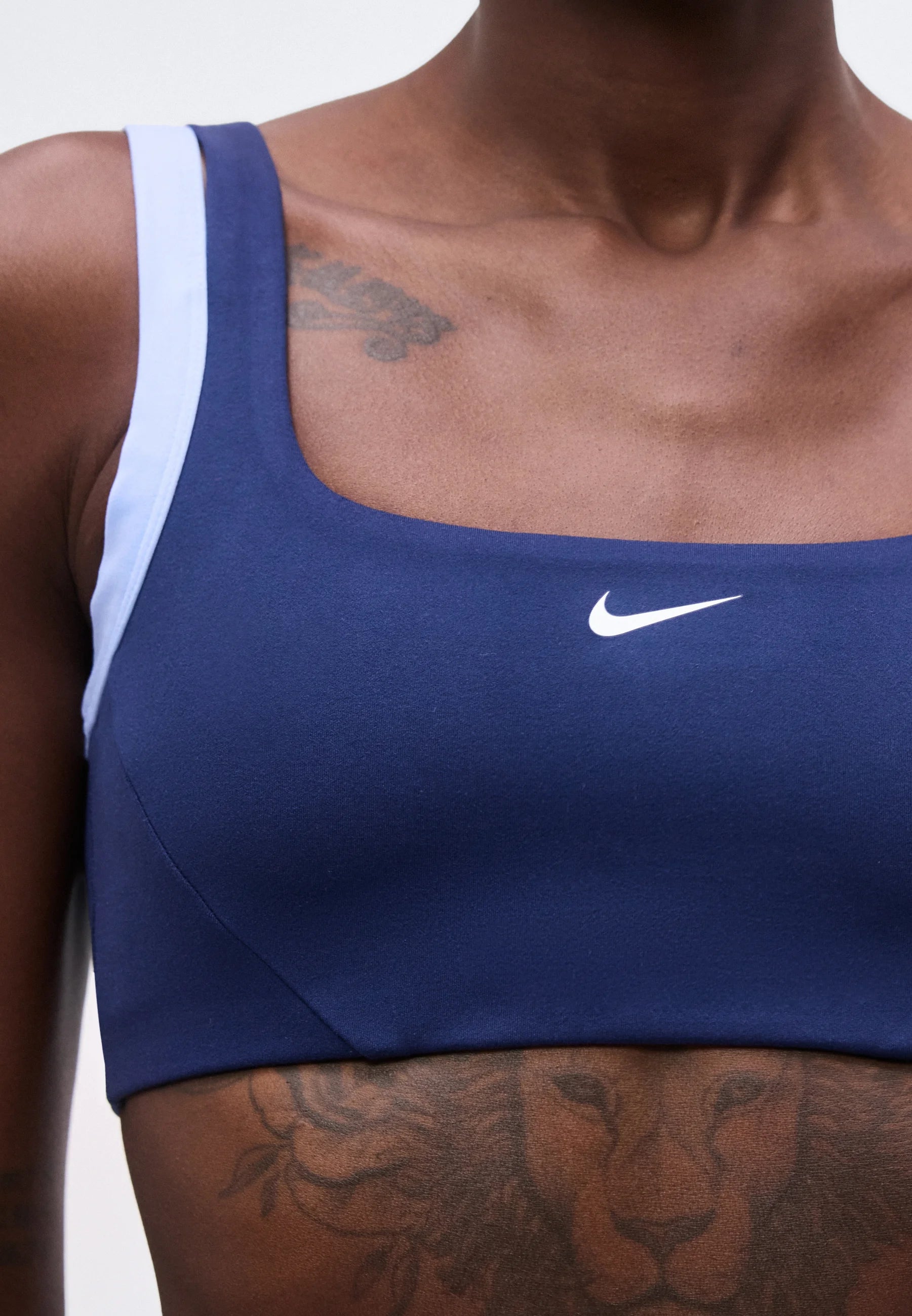 Podprsenka Nike Performance Light Support – Midnight Navy, hliník, bílá