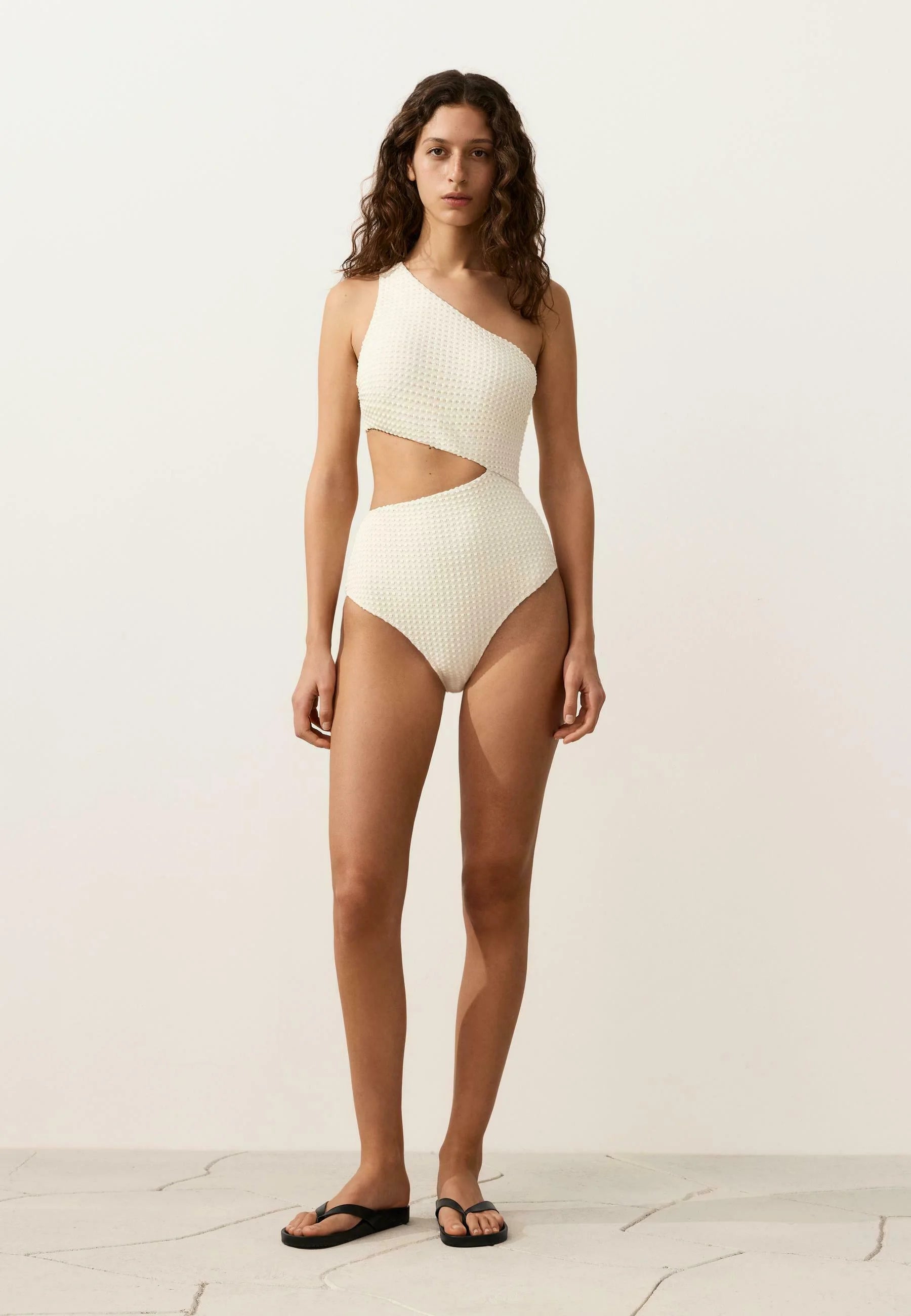 OYSHO Bubble Crochet Asymmetrischer Einteiler-Badeanzug – Stein