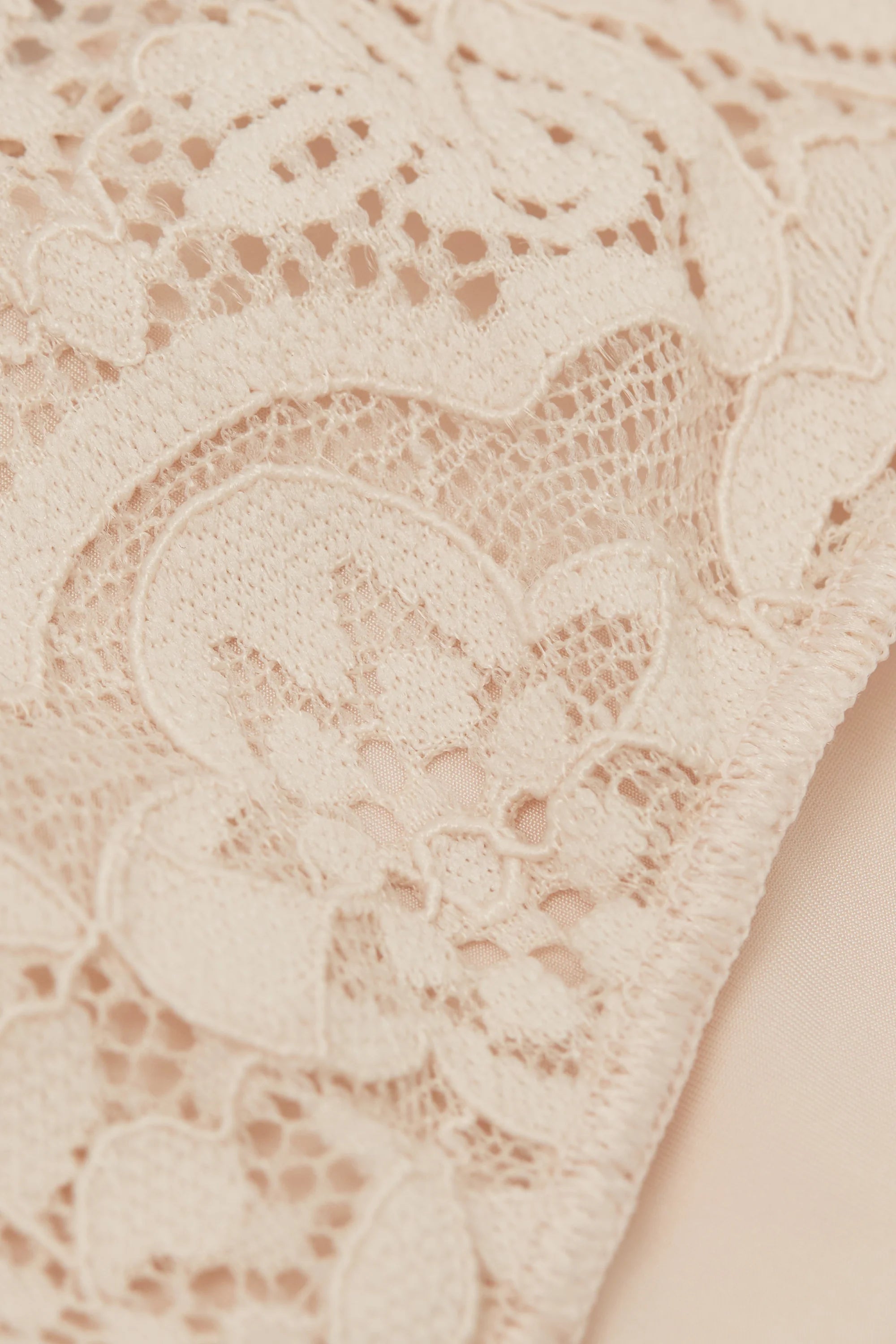 Koronkowe stringi Intimissimi – naturalne
