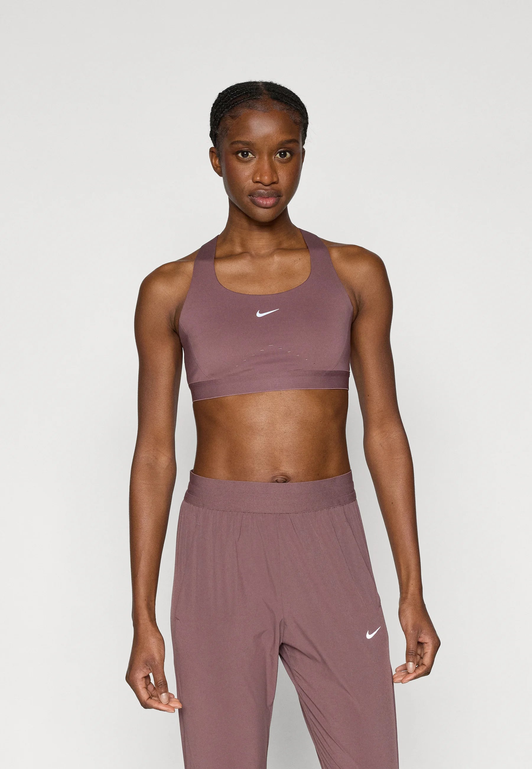 Stanik sportowy Nike Swift High Support – tatuaż, srebrny