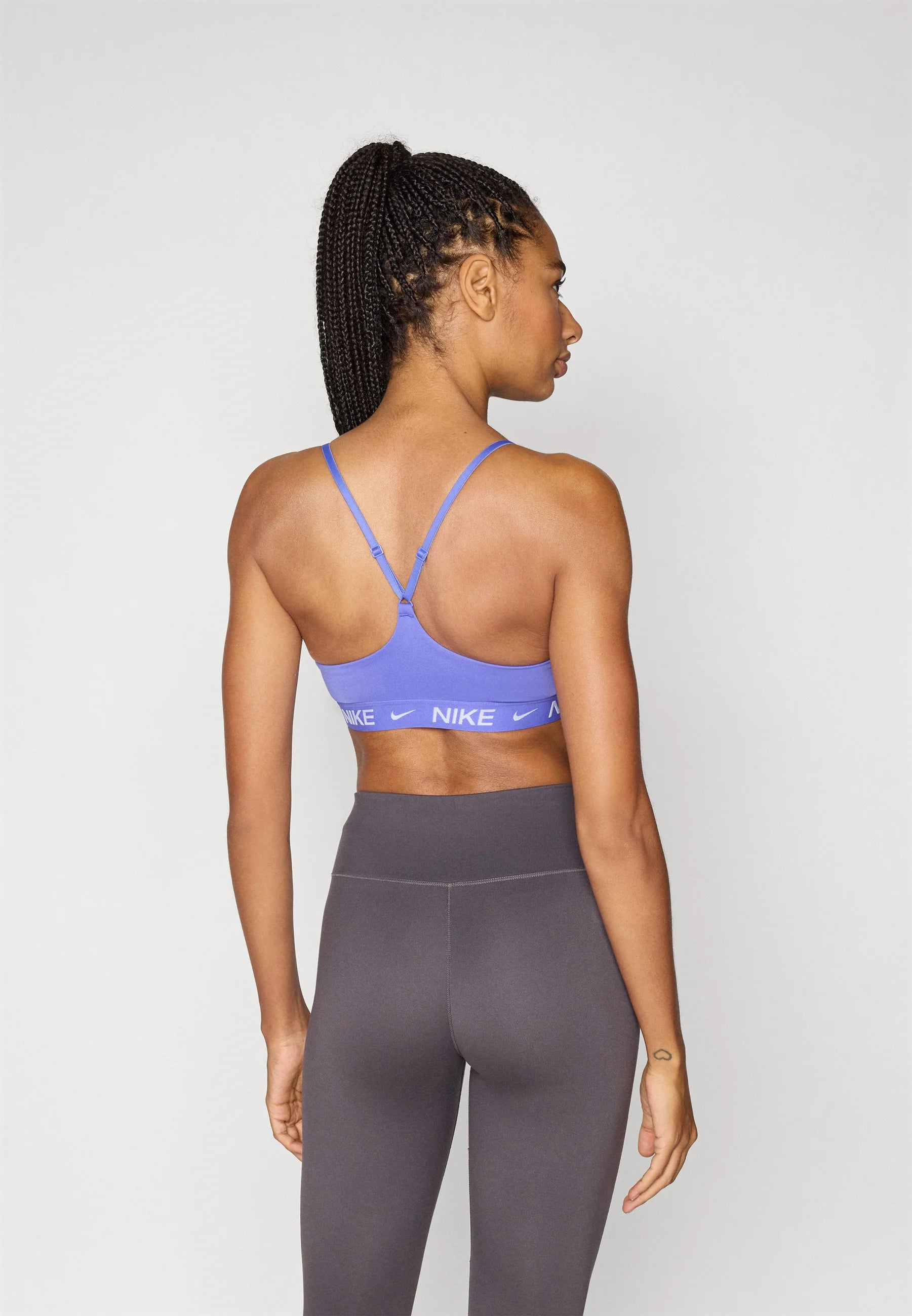 Nike Performance Indy Light Support-BH – Saphir, Weiß