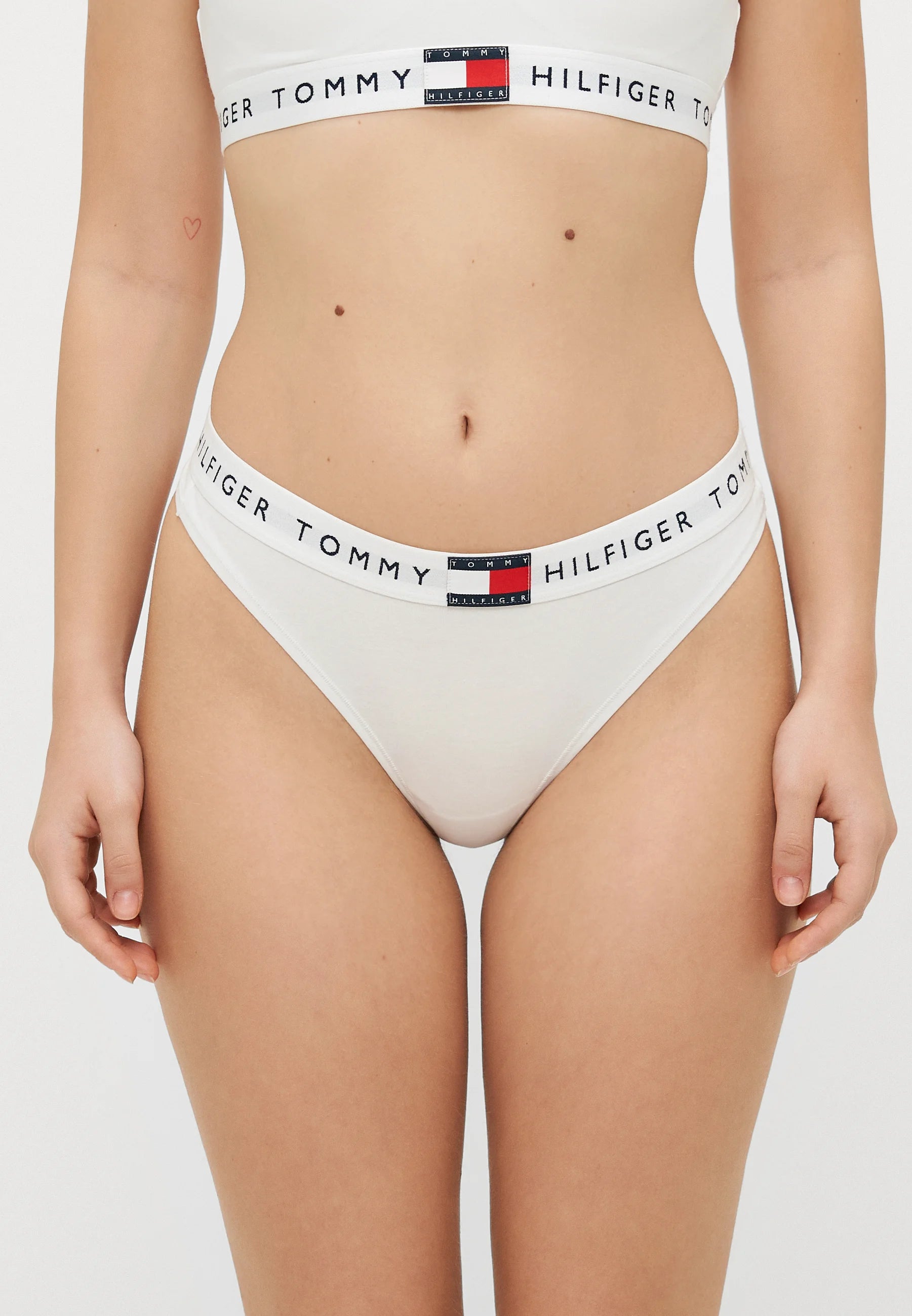 Klasyczne stringi Tommy Hilfiger Heritage – białe