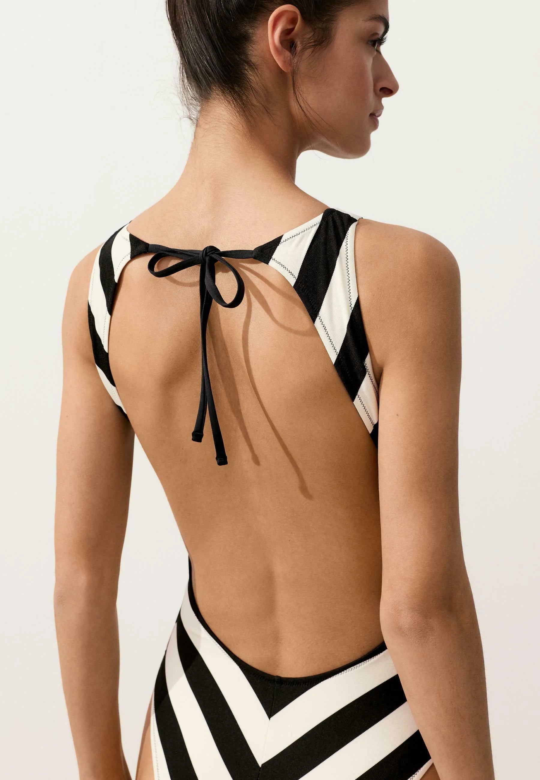 Jednodílné plavky OYSHO Stripe Structure – černé