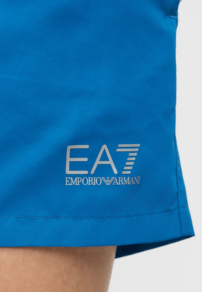 Spodenki kąpielowe Emporio Armani EA7 do sportów wodnych z graficznym pionowym monogramem – Morze Tureckie, w kolorze srebrnym