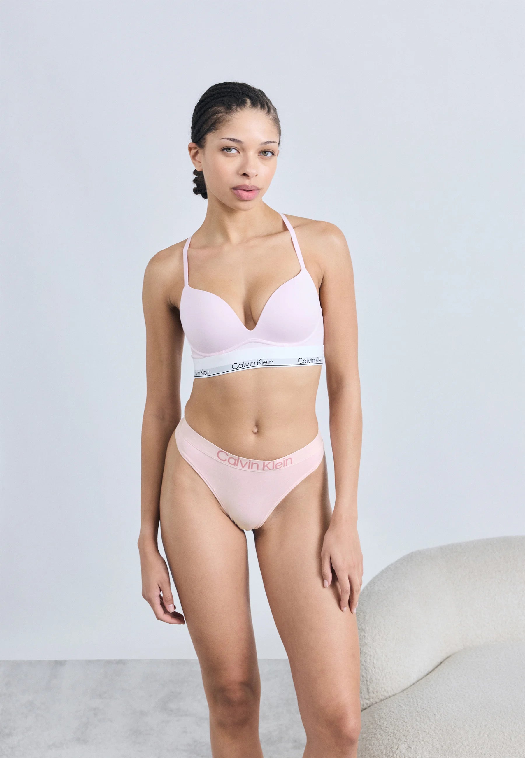 Calvin Klein Extra Soft tanga po 5 kusech – černá, růžová kolébka, sněhová vřes, bobule