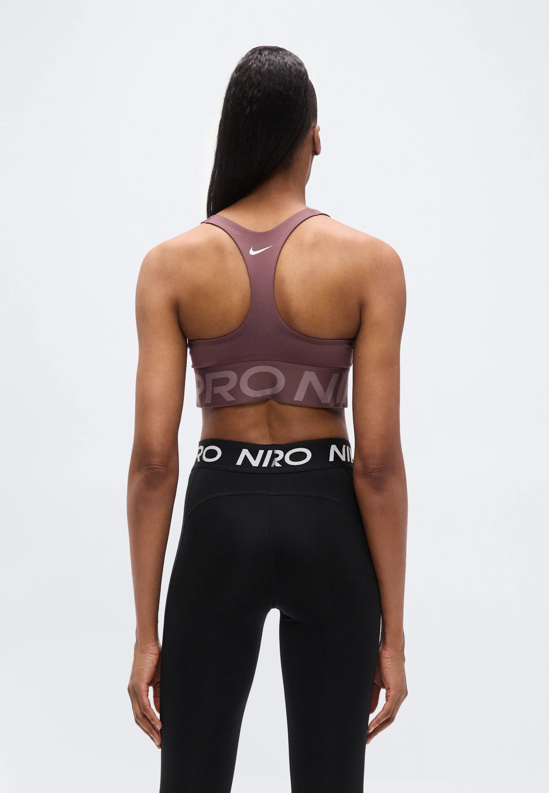 Sportovní podprsenka Nike Sculpt Medium Support – tetování, šedohnědá, bílá