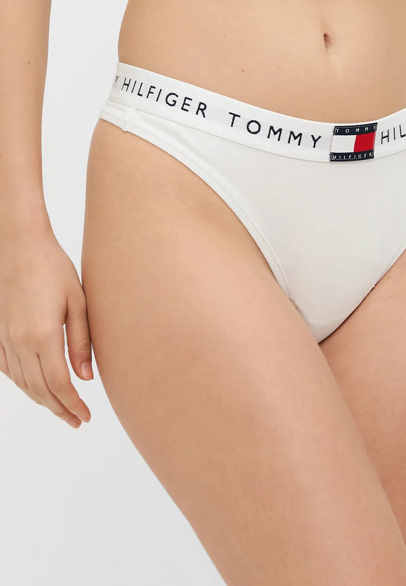 Klasyczne stringi Tommy Hilfiger Heritage – białe