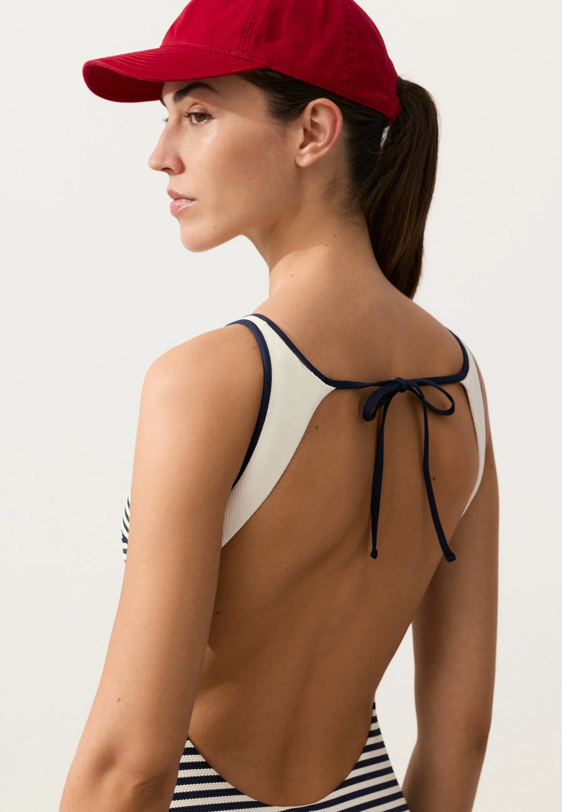 Jednodílné plavky OYSHO Stripe Structure – bílé
