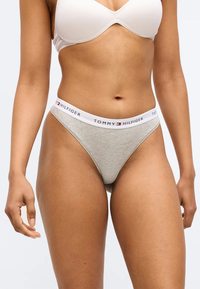 Tommy Hilfiger String 3-Pack – Desert Sky, Blanc, Rouge Primaire