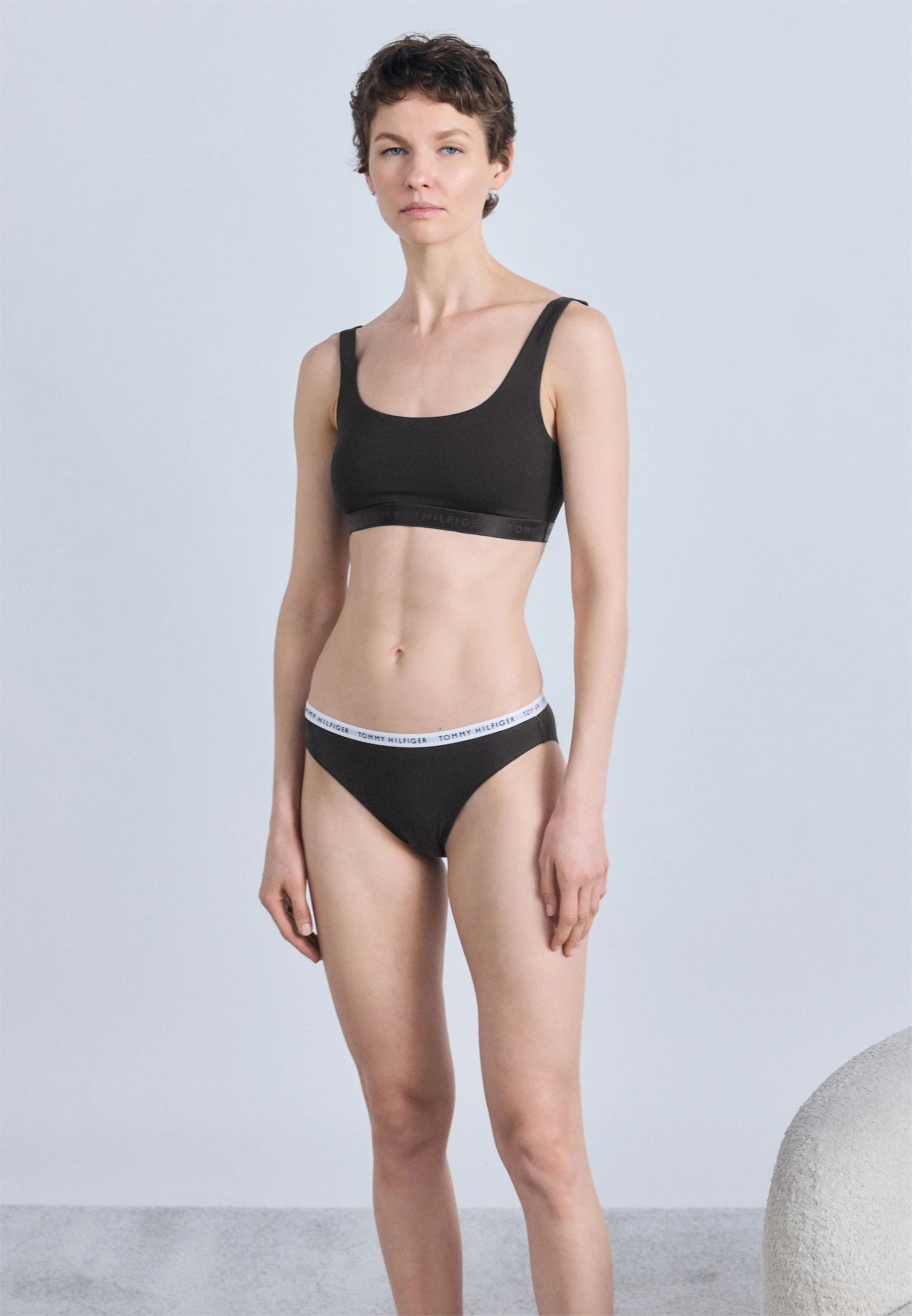 Reggiseno morbido Bralette sfoderato con logo moderno Tommy Hilfiger - Nero