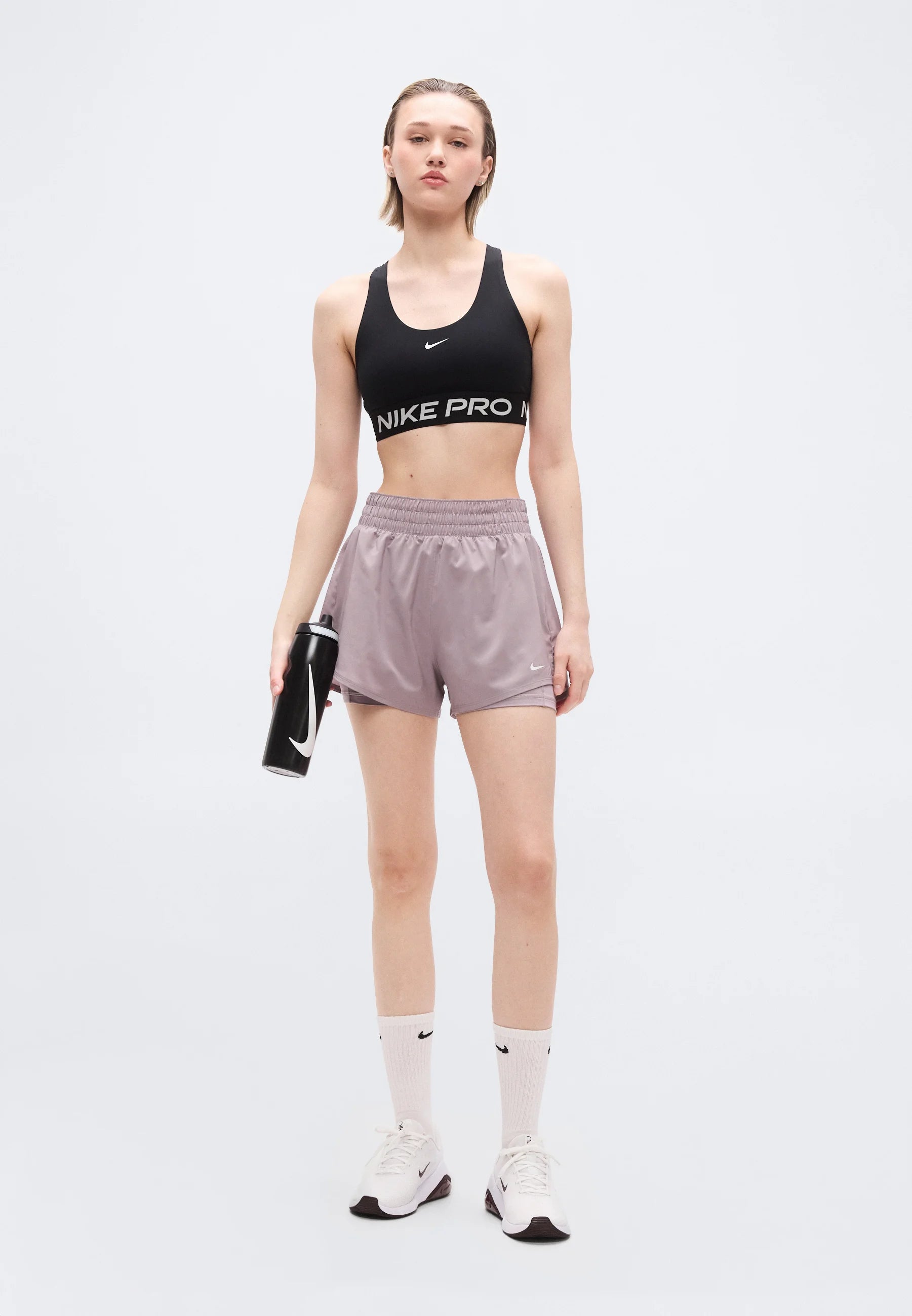 Nike 365 Sport-BH mit mittlerem Halt – Schwarz, Weiß