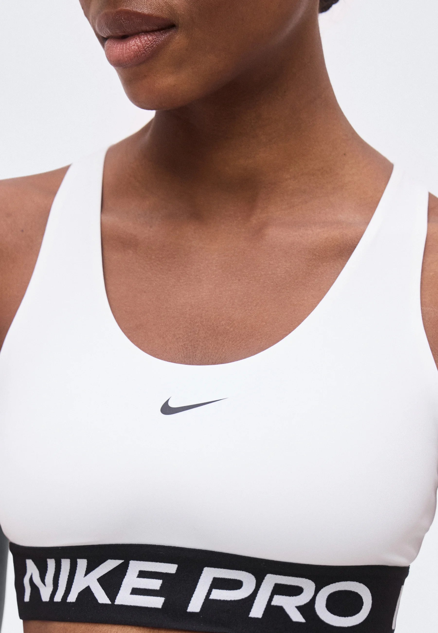 Nike 365 Sport-BH mit mittlerem Halt – Weiß, Schwarz