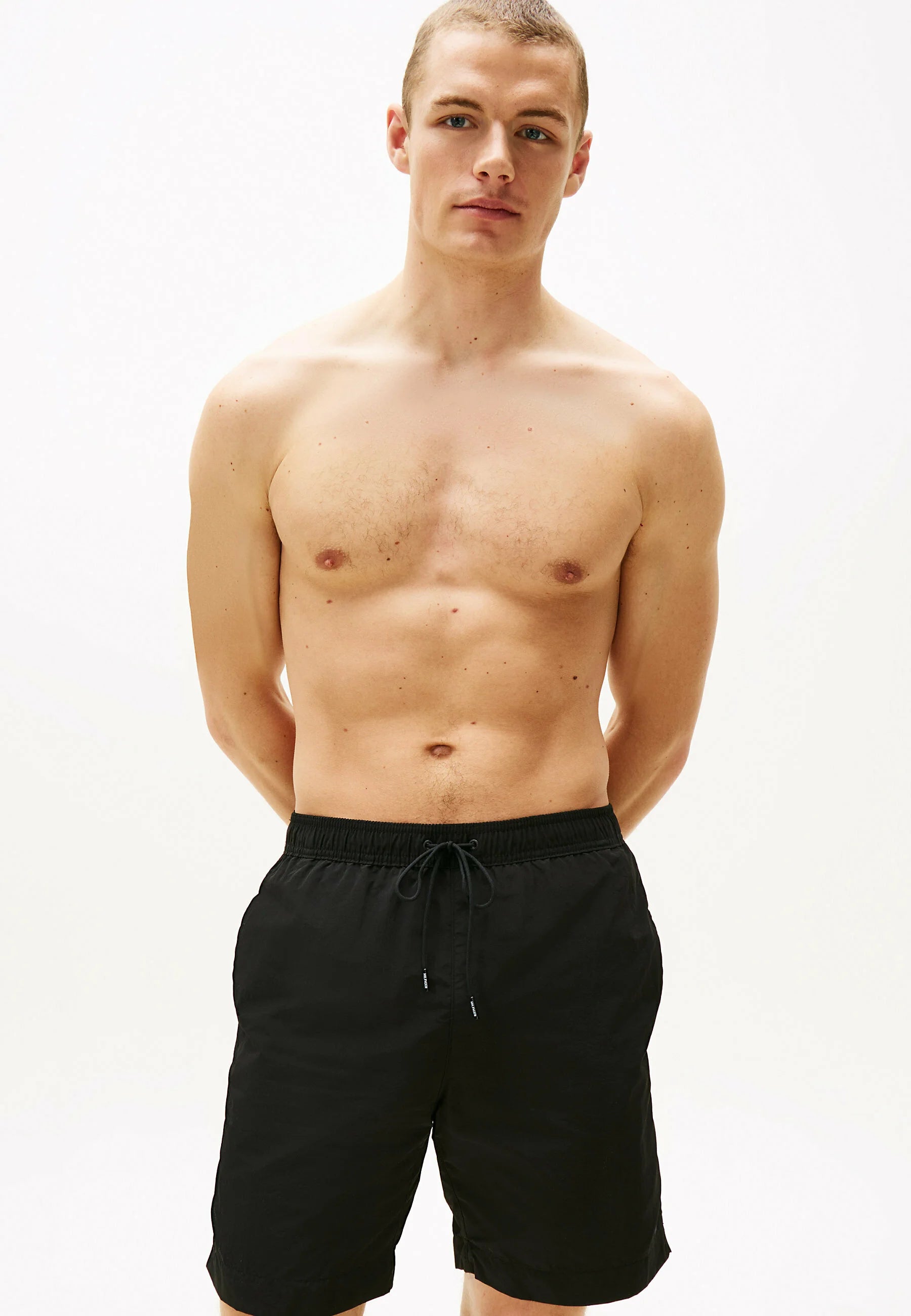 Badeshorts mit Tommy Hilfiger-Flagge – Schwarz