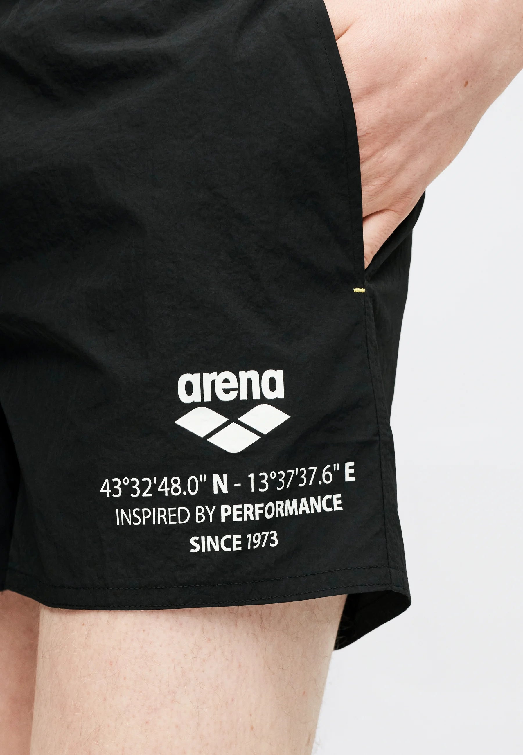 Strandshorts mit Arena-Grafik – Schwarz