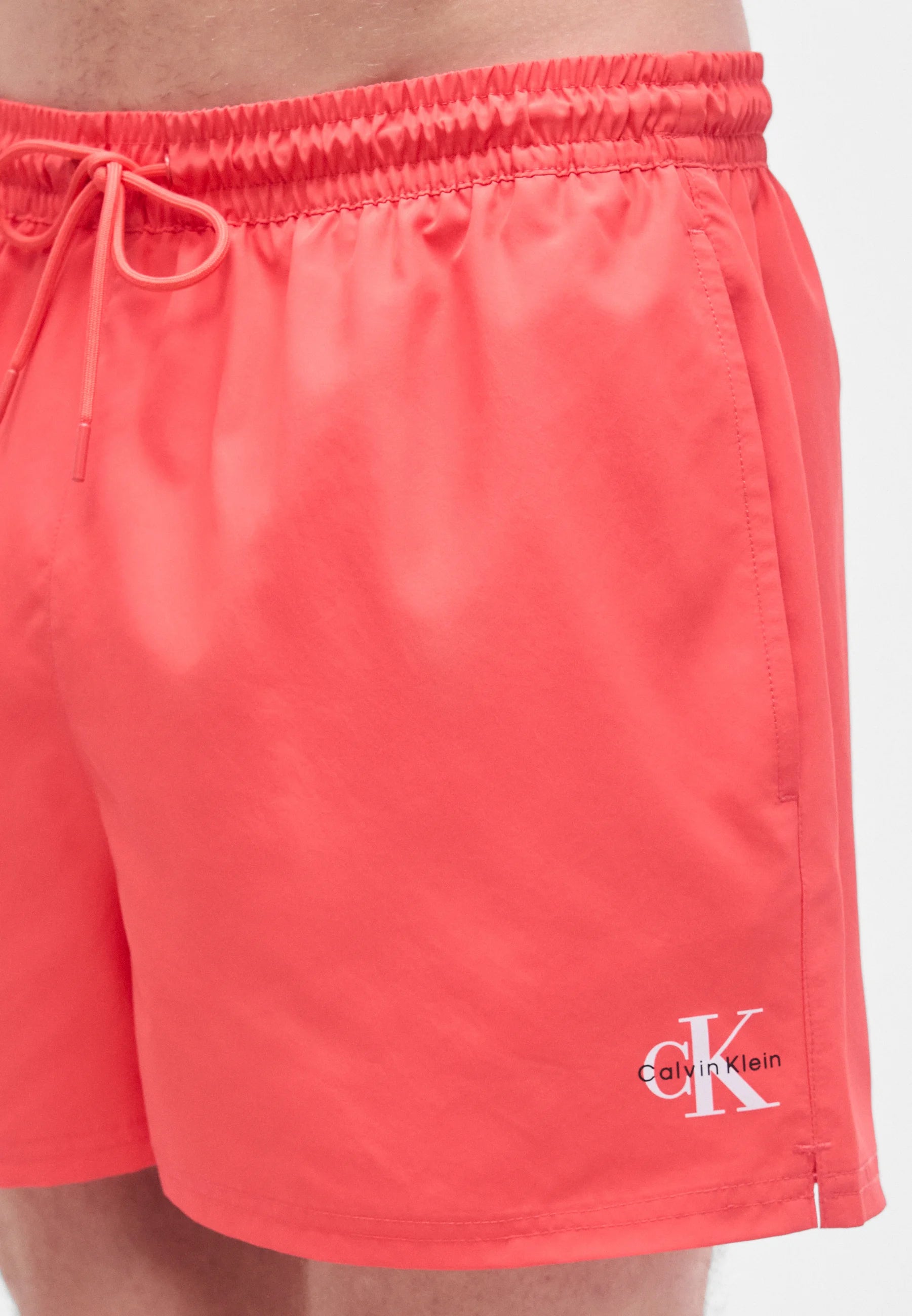 Spodenki kąpielowe Calvin Klein z monogramem – różowy