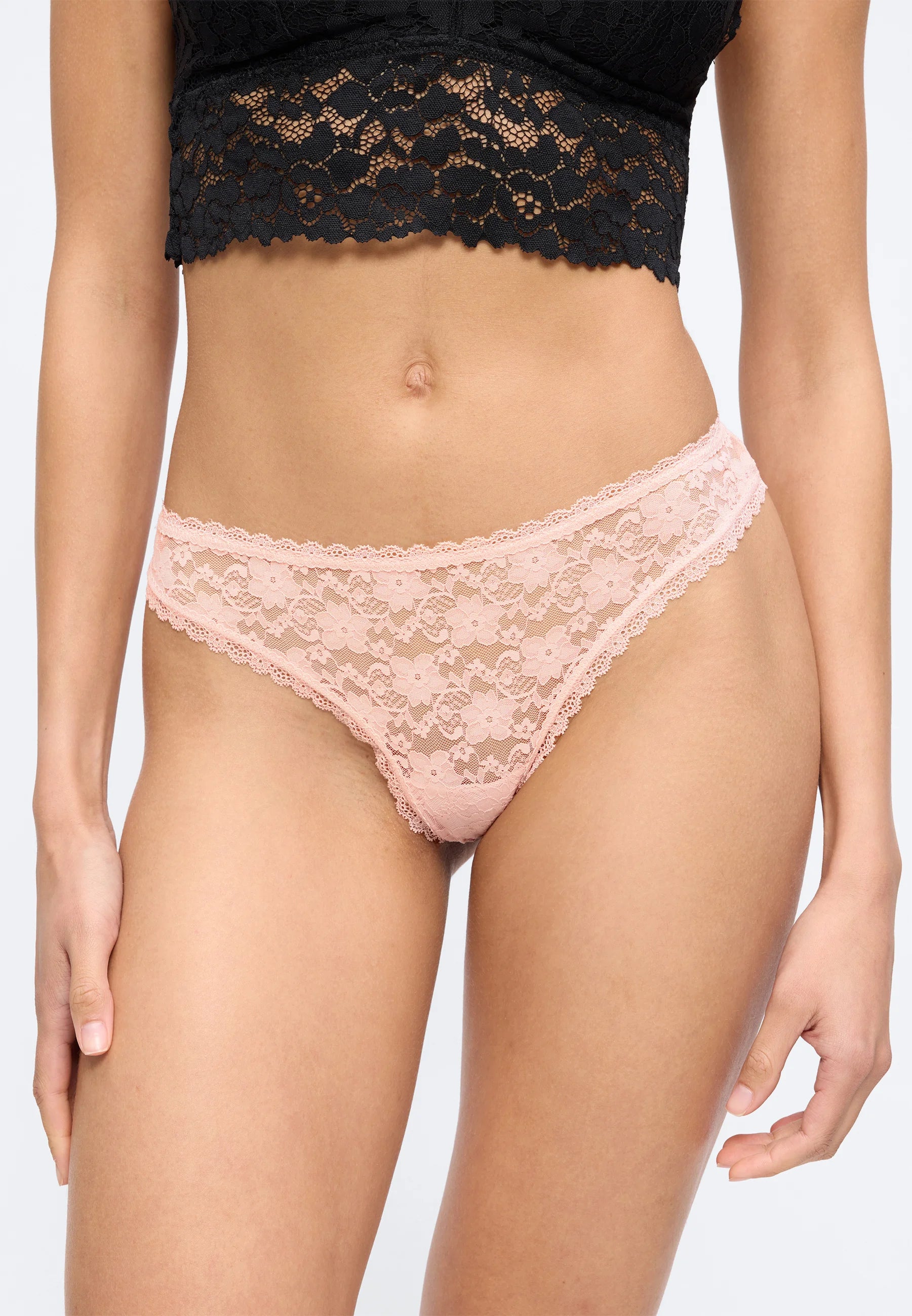 Figi brazylijskie Guess Basic Lace, 3 pary – różowy, biały, czarny