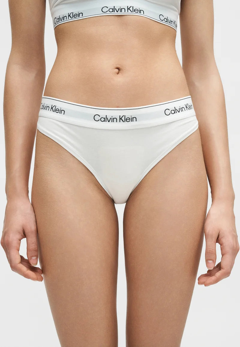 Dwupak stringów Calvin Klein – biały, błękitna rzeka, mgła