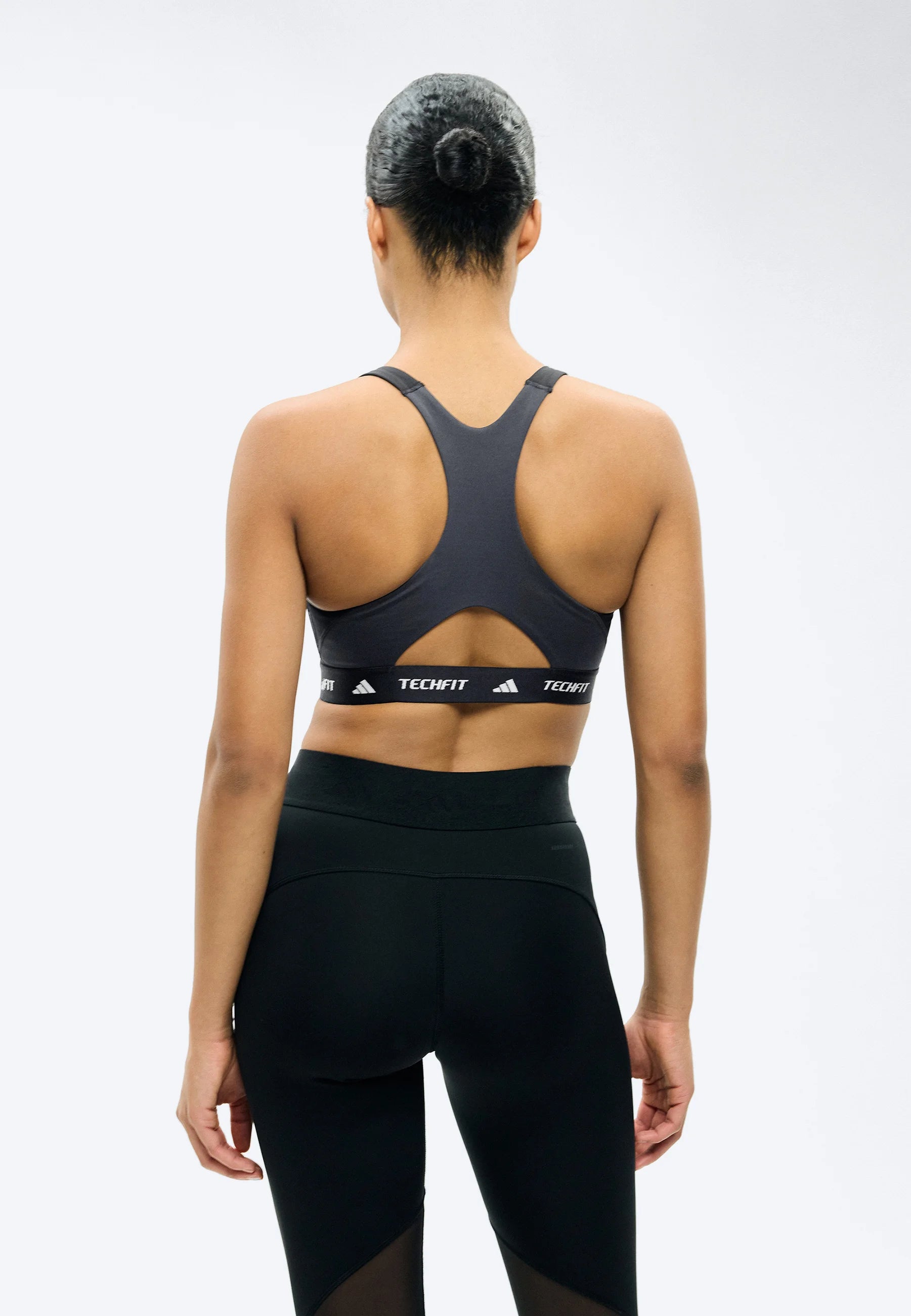 Biustonosz Adidas Performance Techfit Color Block Medium Support – czarny, karbonowy