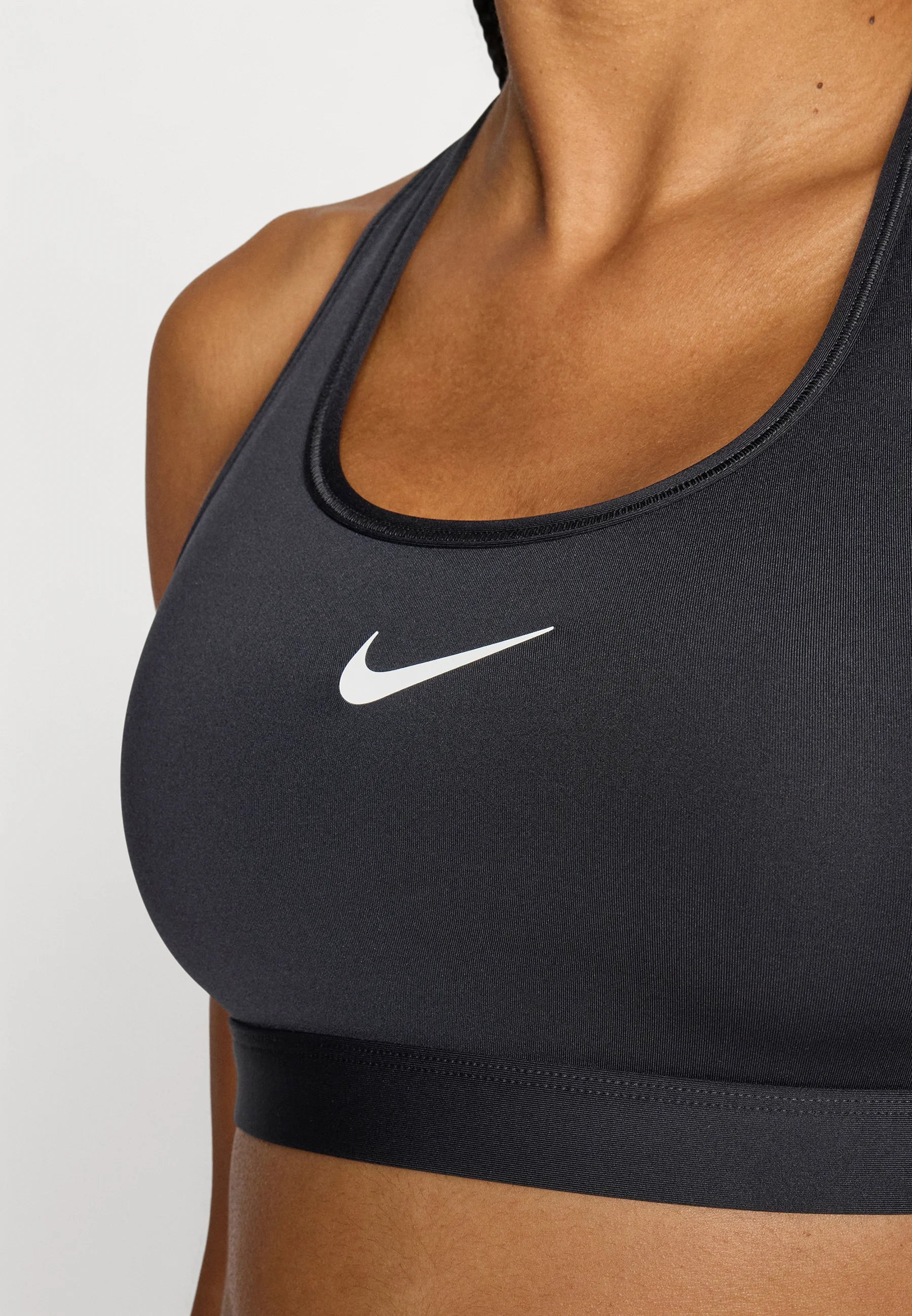 Sportovní podprsenka Nike Unpadded Medium Support – černá, bílá