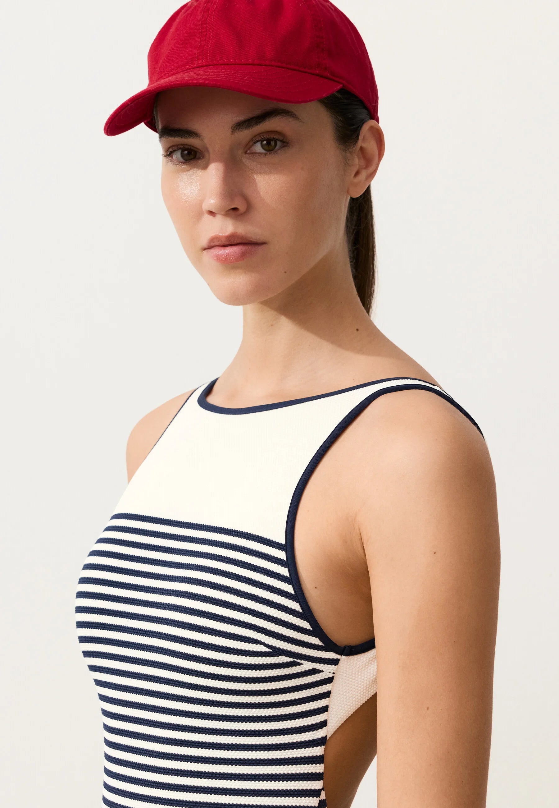 Jednodílné plavky OYSHO Stripe Structure – bílé
