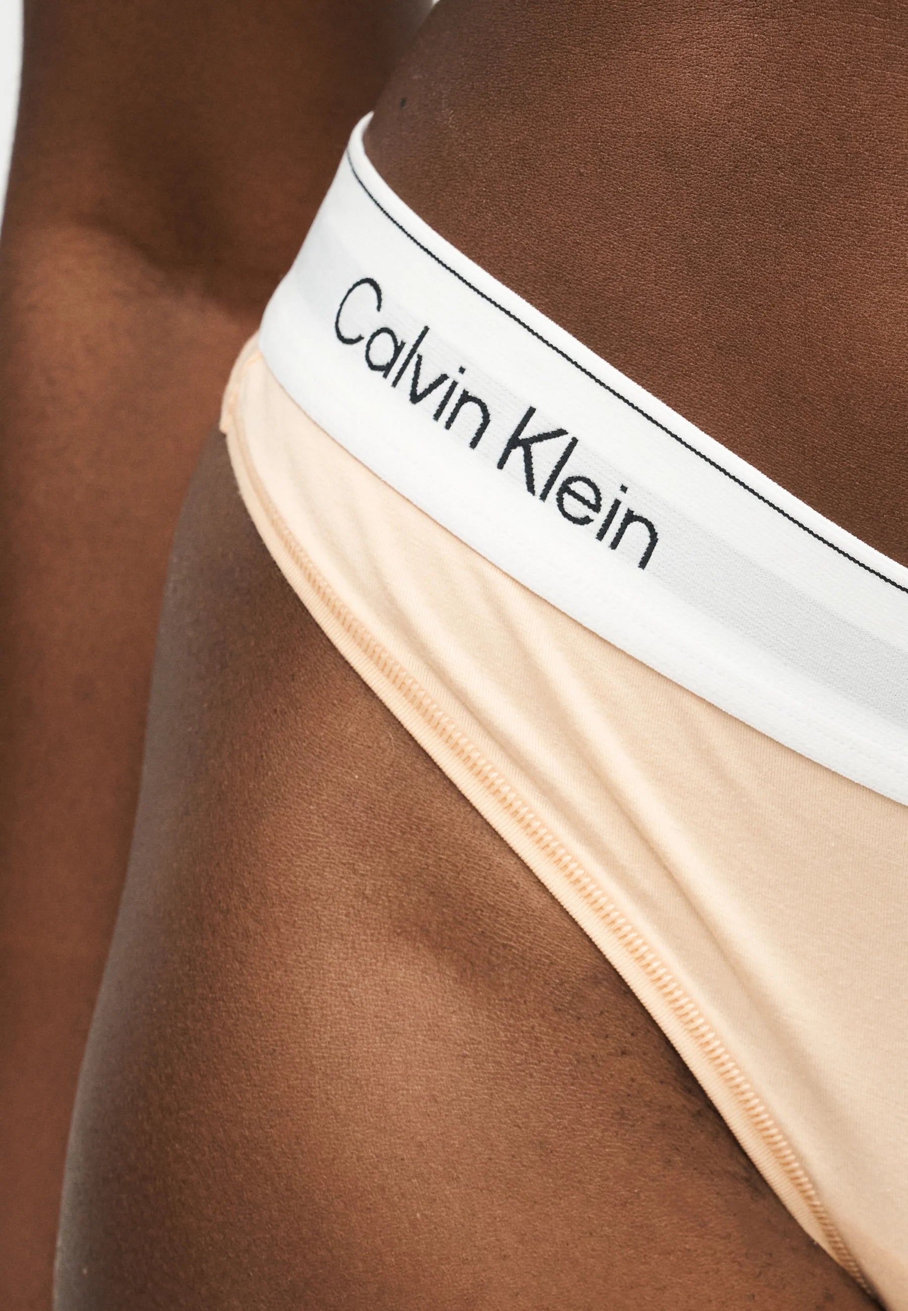 String emblématique Calvin Klein – Peach Bliss