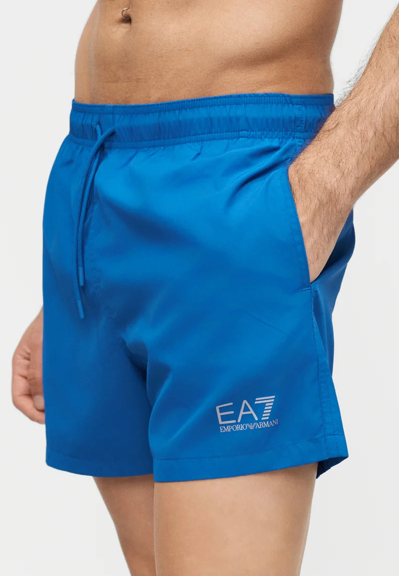 Spodenki kąpielowe Emporio Armani EA7 do sportów wodnych z graficznym pionowym monogramem – Morze Tureckie, w kolorze srebrnym