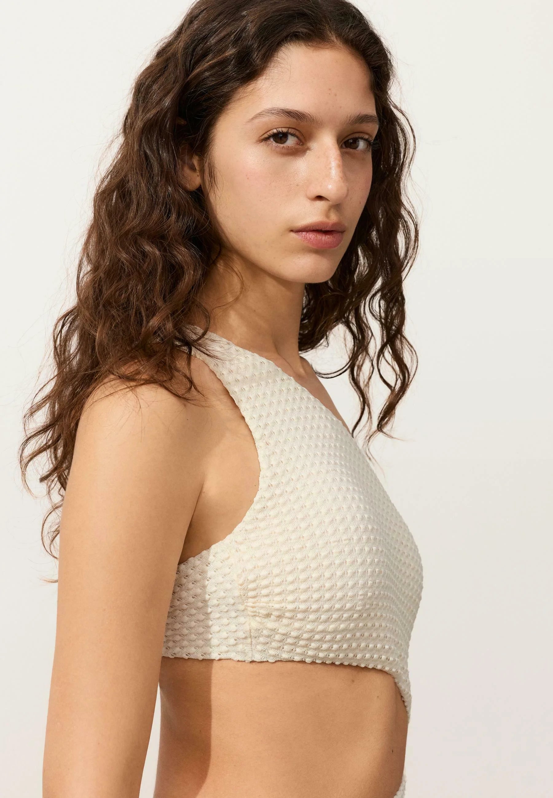 OYSHO Bubble Crochet Asymmetrischer Einteiler-Badeanzug – Stein