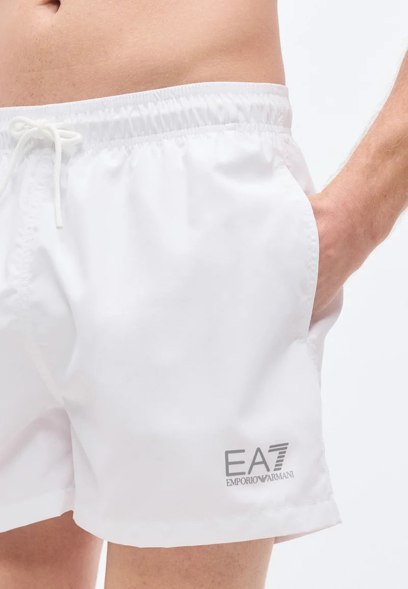 Emporio Armani EA7 Water Sports Graphic Vertical Monogram Short de bain – Blanc, Argenté