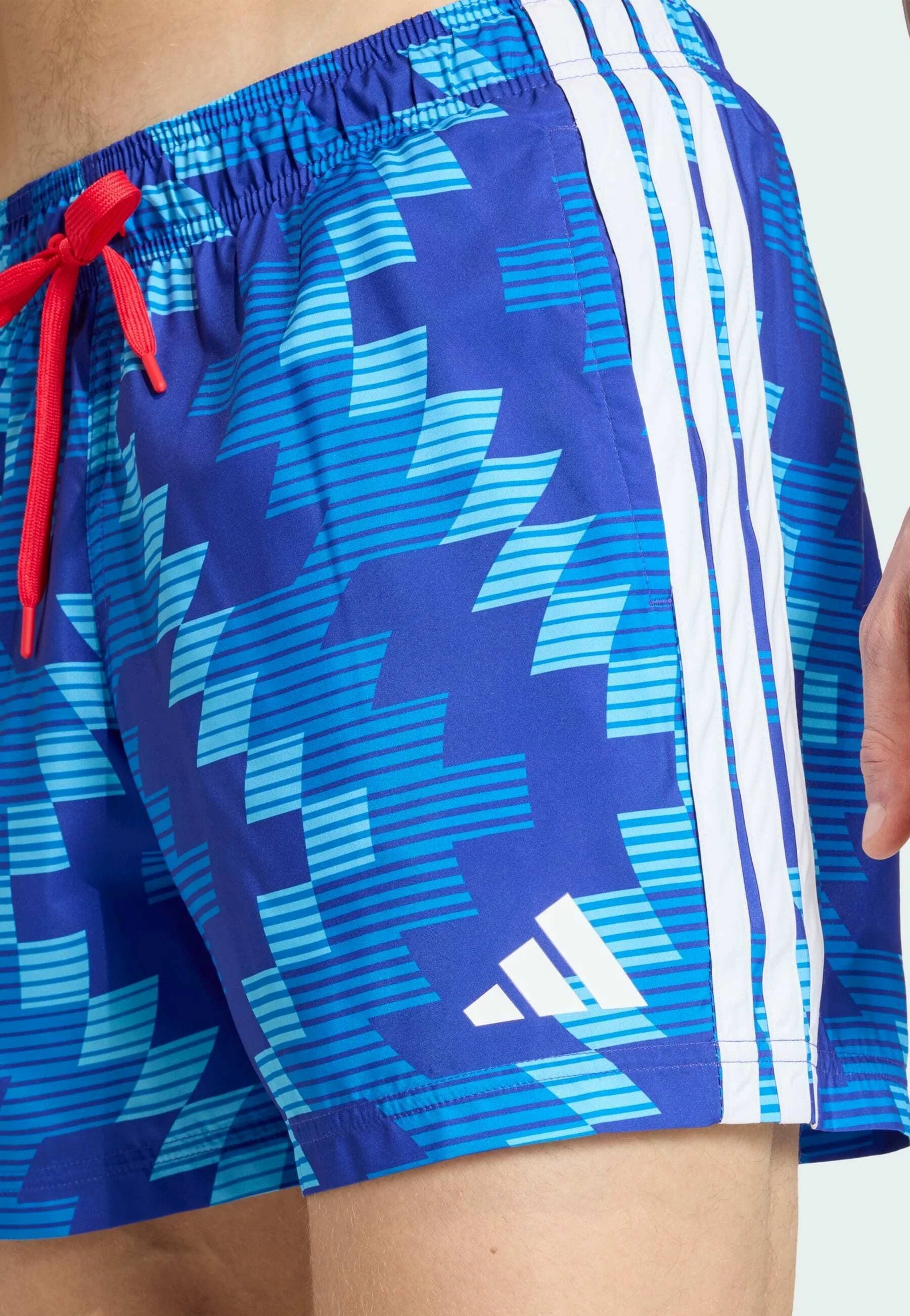 Pantaloncini da bagno da 5 pollici con grafica ispirata al calcio Adidas Sportswear - Semi blu Burst, bianco