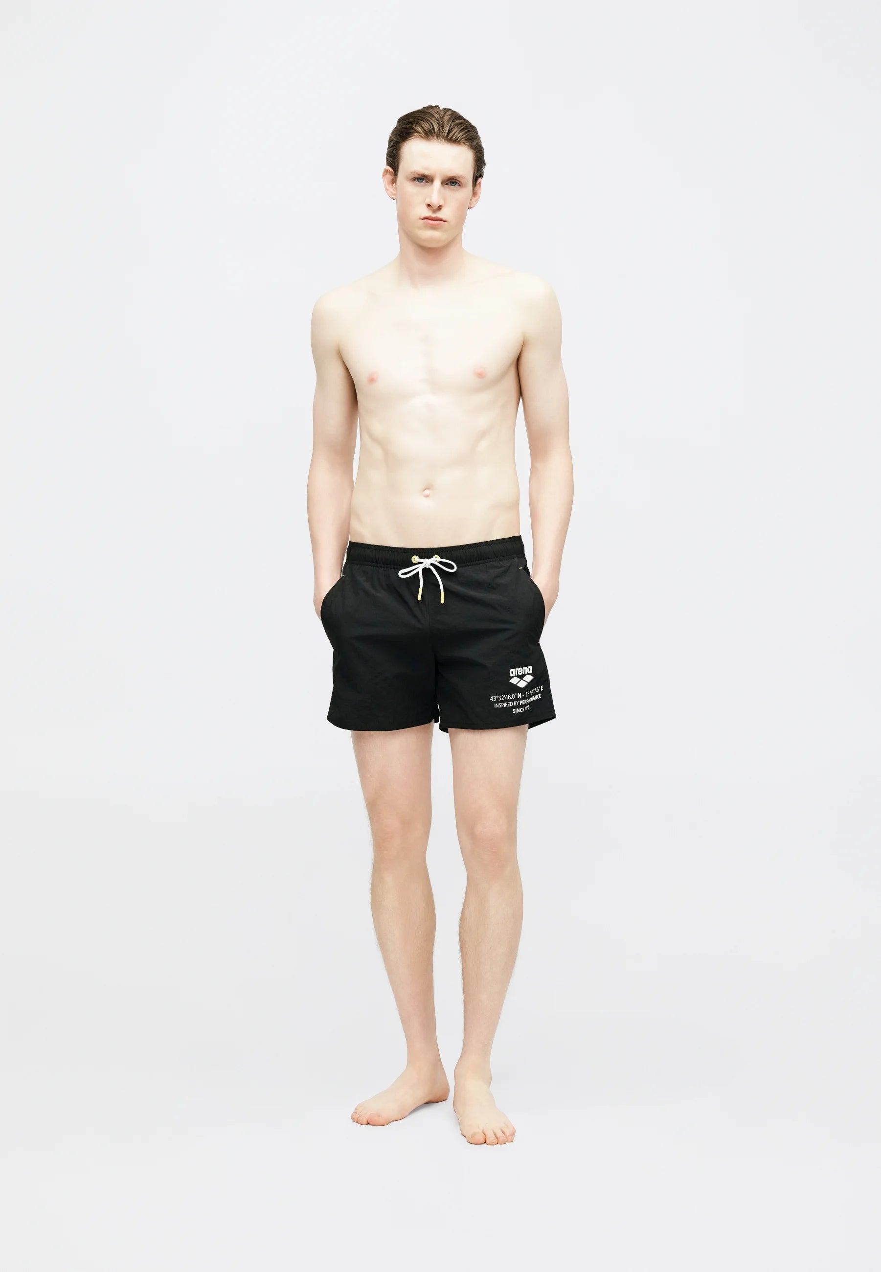 Strandshorts mit Arena-Grafik – Schwarz