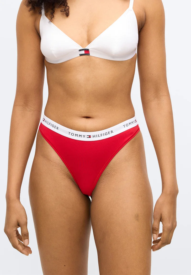 Tommy Hilfiger String 3-Pack – Desert Sky, Blanc, Rouge Primaire