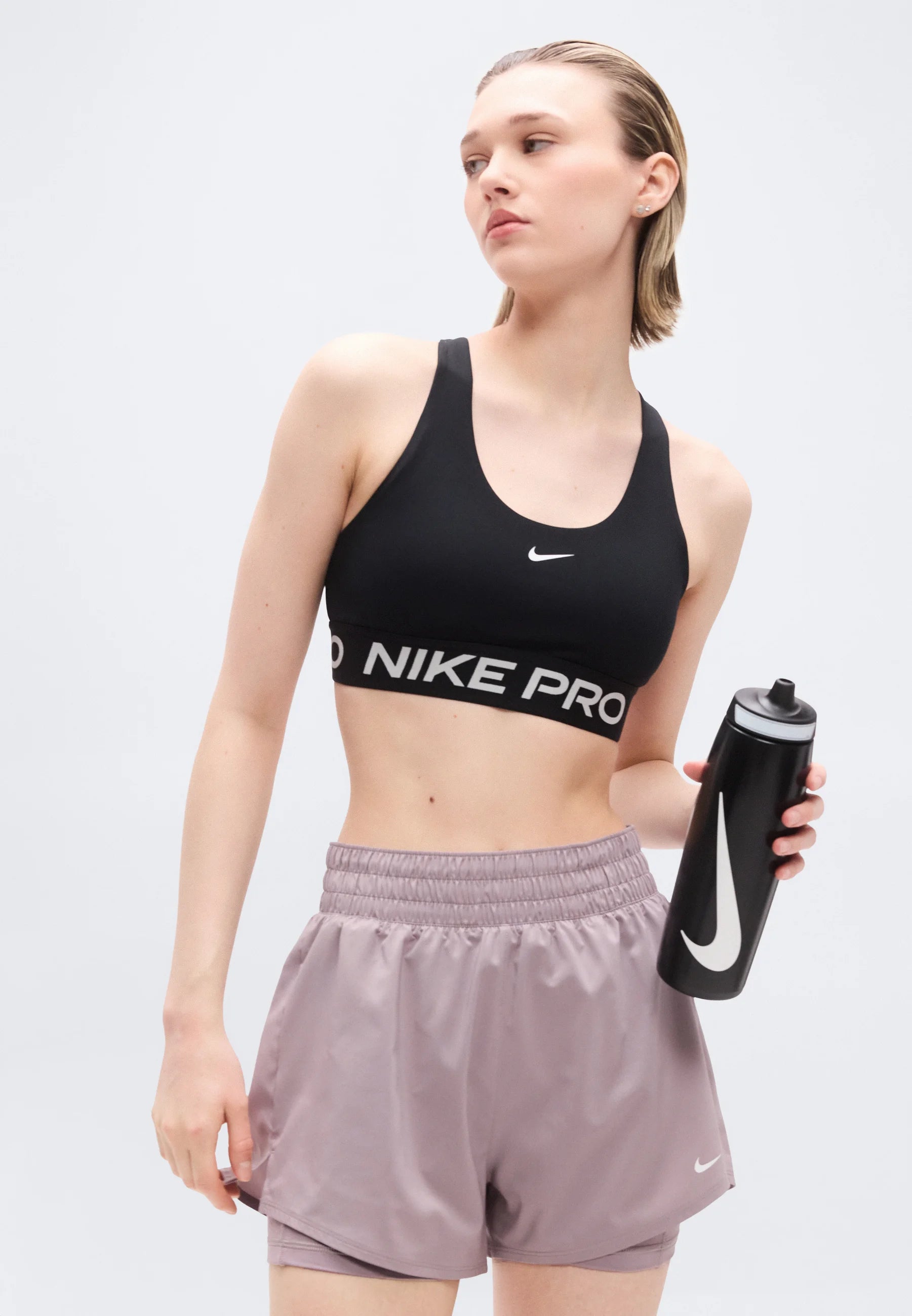 Nike 365 Sport-BH mit mittlerem Halt – Schwarz, Weiß