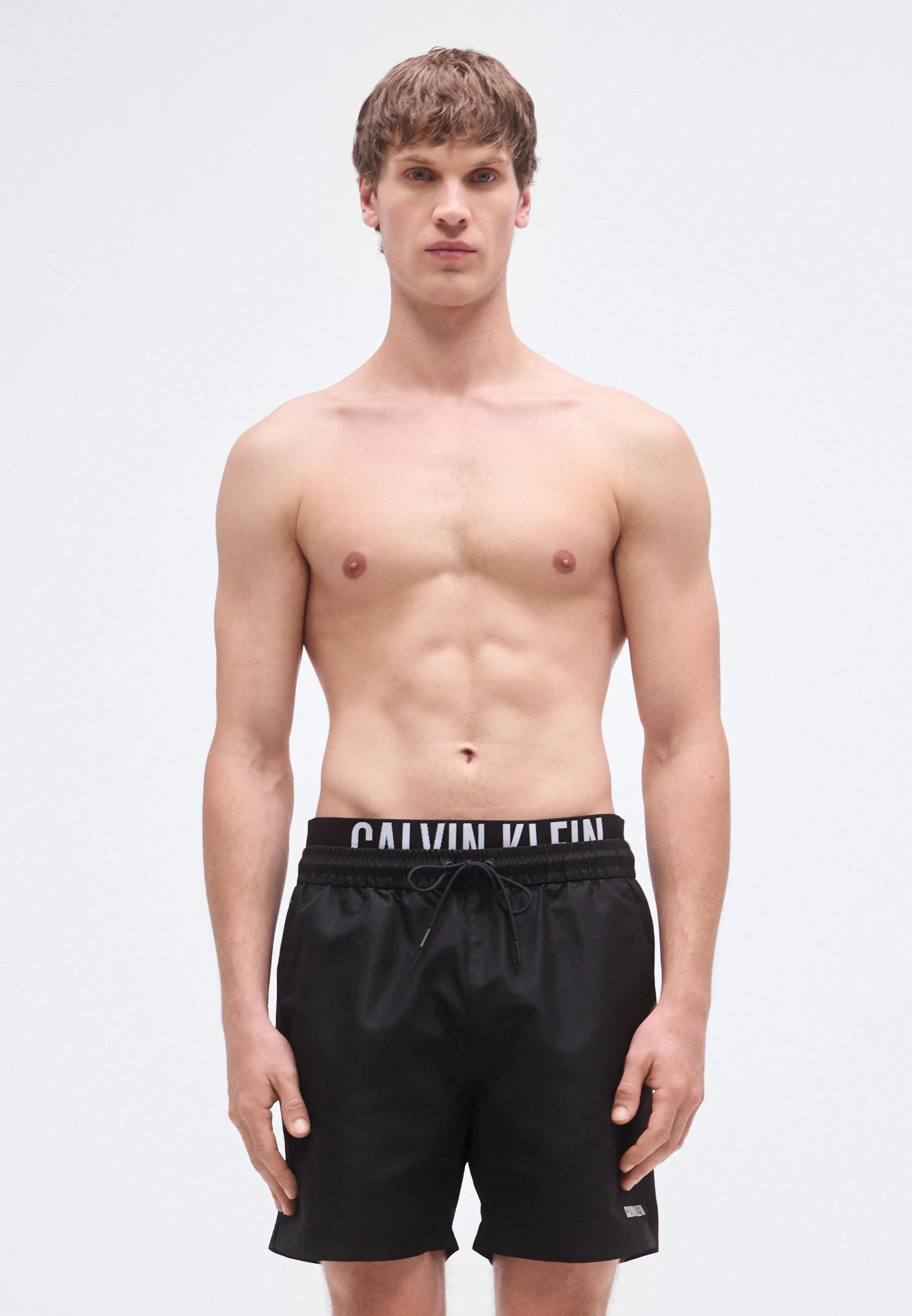 Středně stahovací plavkové šortky Calvin Klein – černé