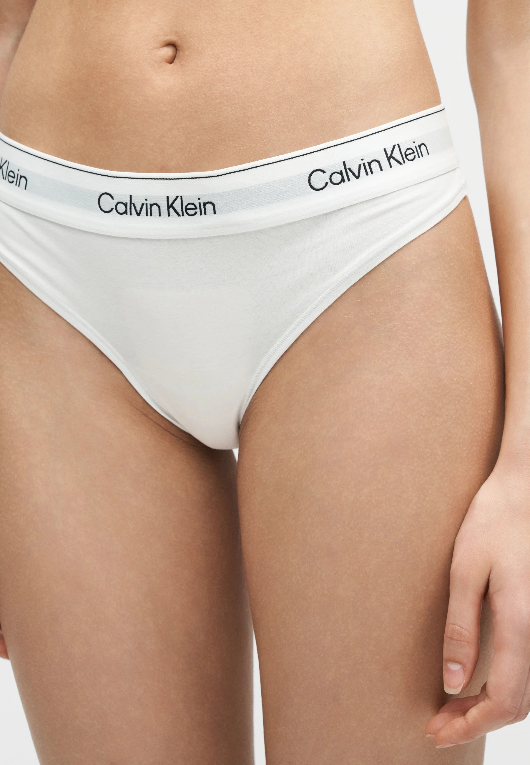 Dwupak stringów Calvin Klein – biały, błękitna rzeka, mgła
