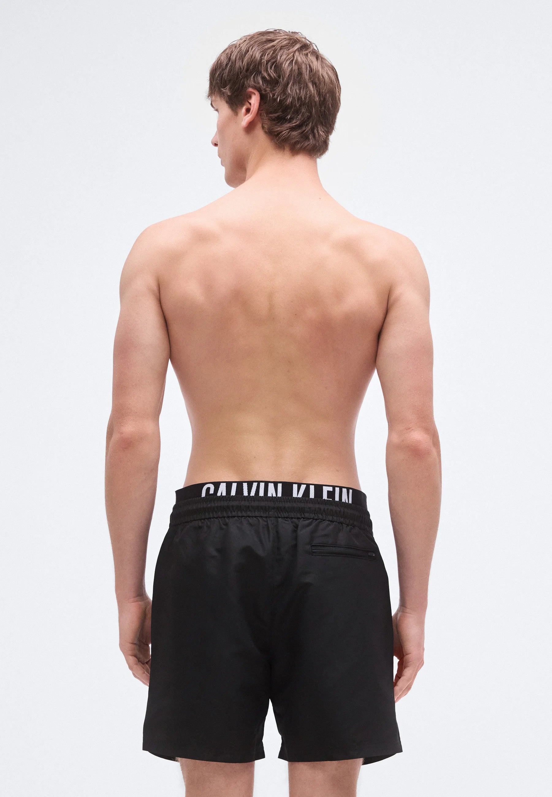 Středně stahovací plavkové šortky Calvin Klein – černé