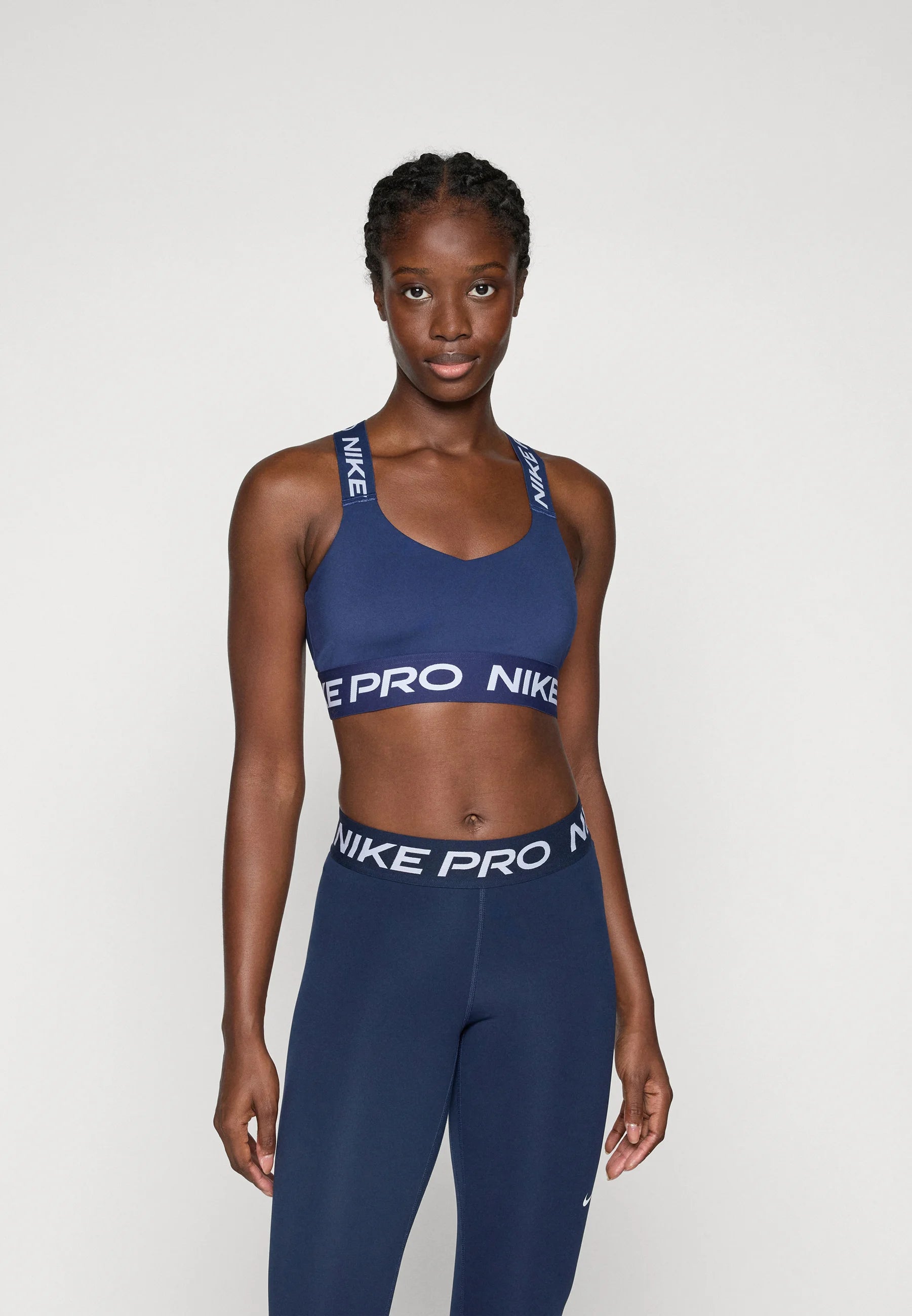 Nike Sport-BH mit mittlerem Halt – Midnight Navy, Weiß