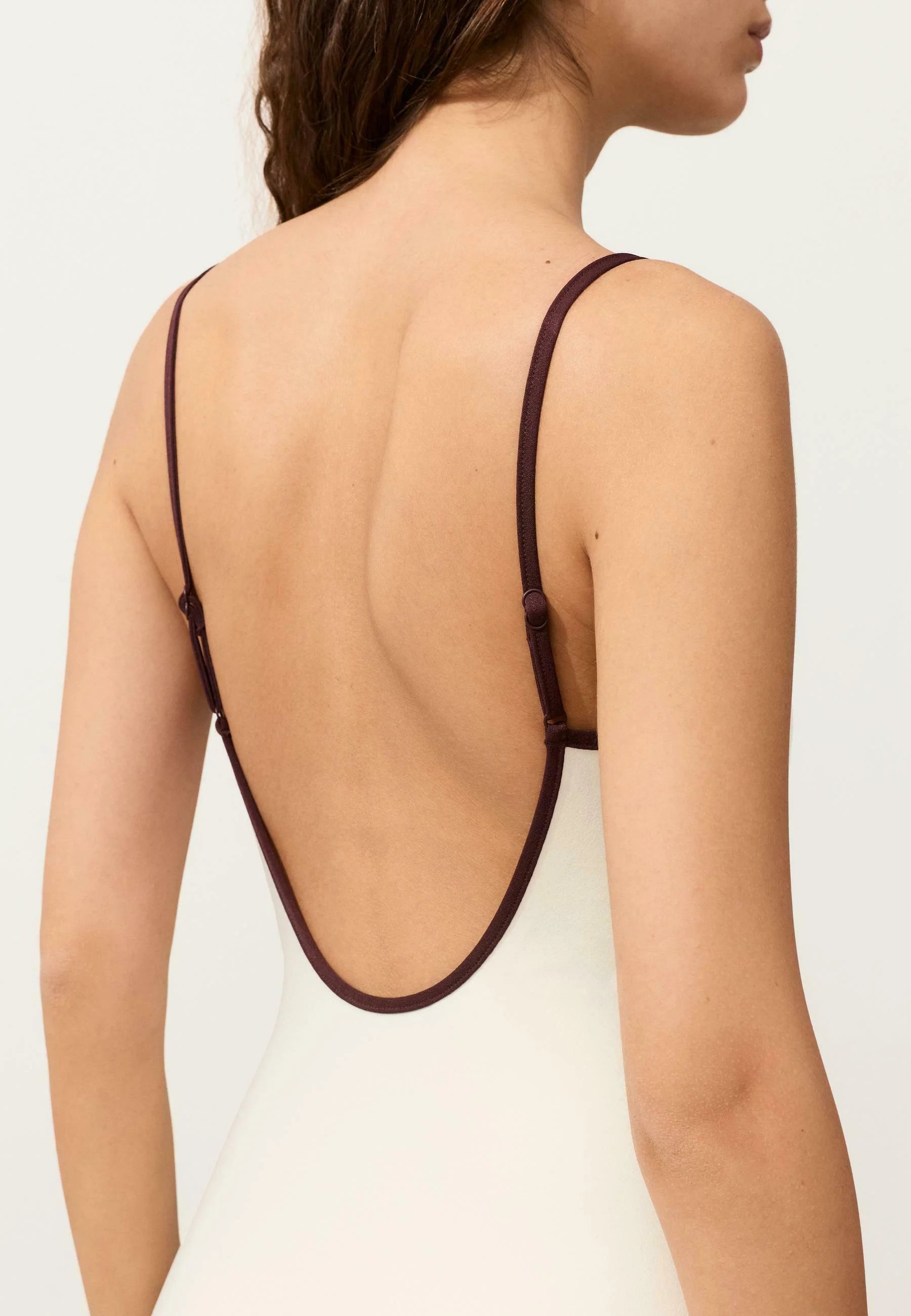 Maillot de bain une pièce à bordure contrastée et col en V OYSHO - Blanc