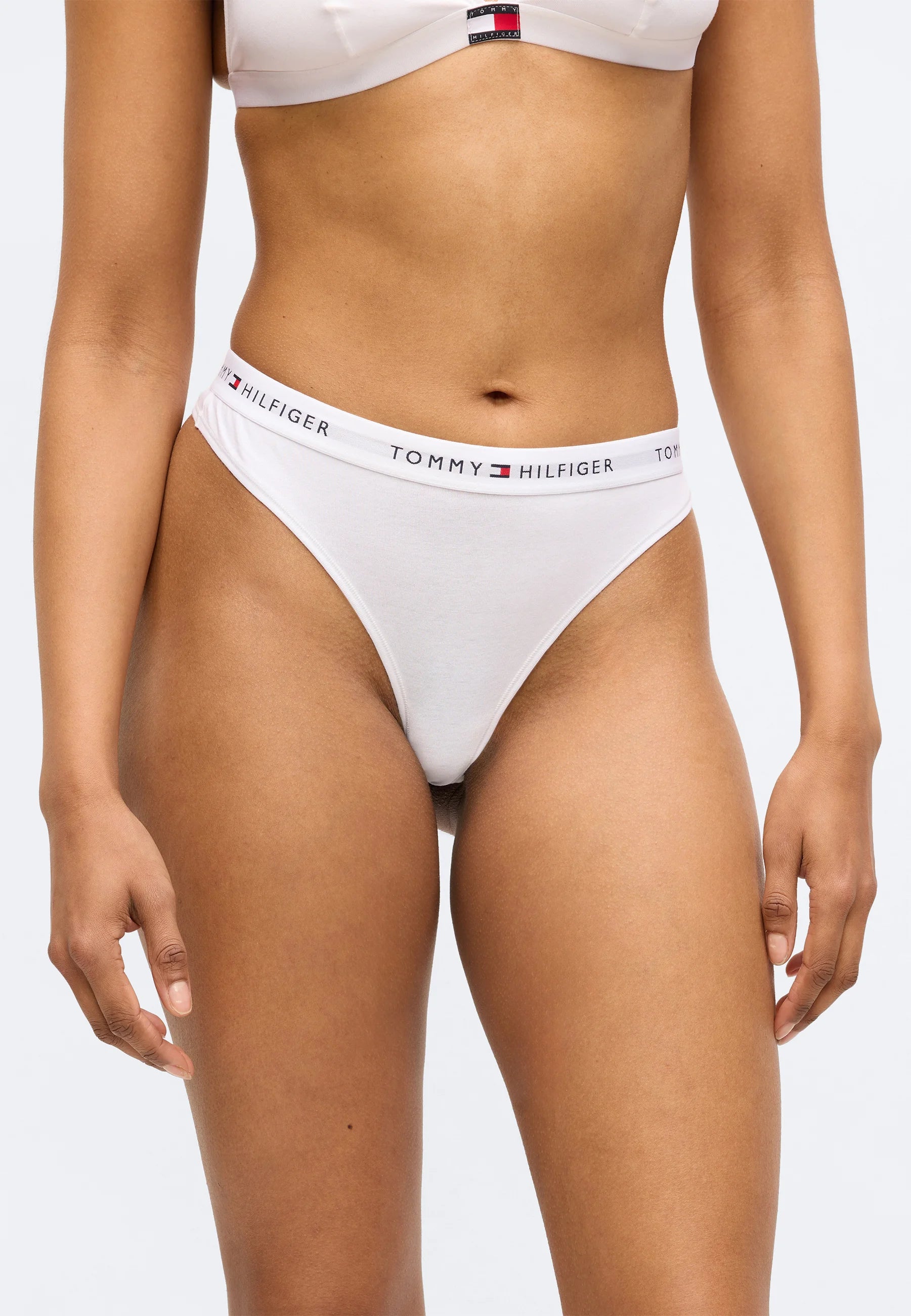 Tommy Hilfiger String 3-Pack – Desert Sky, Blanc, Rouge Primaire