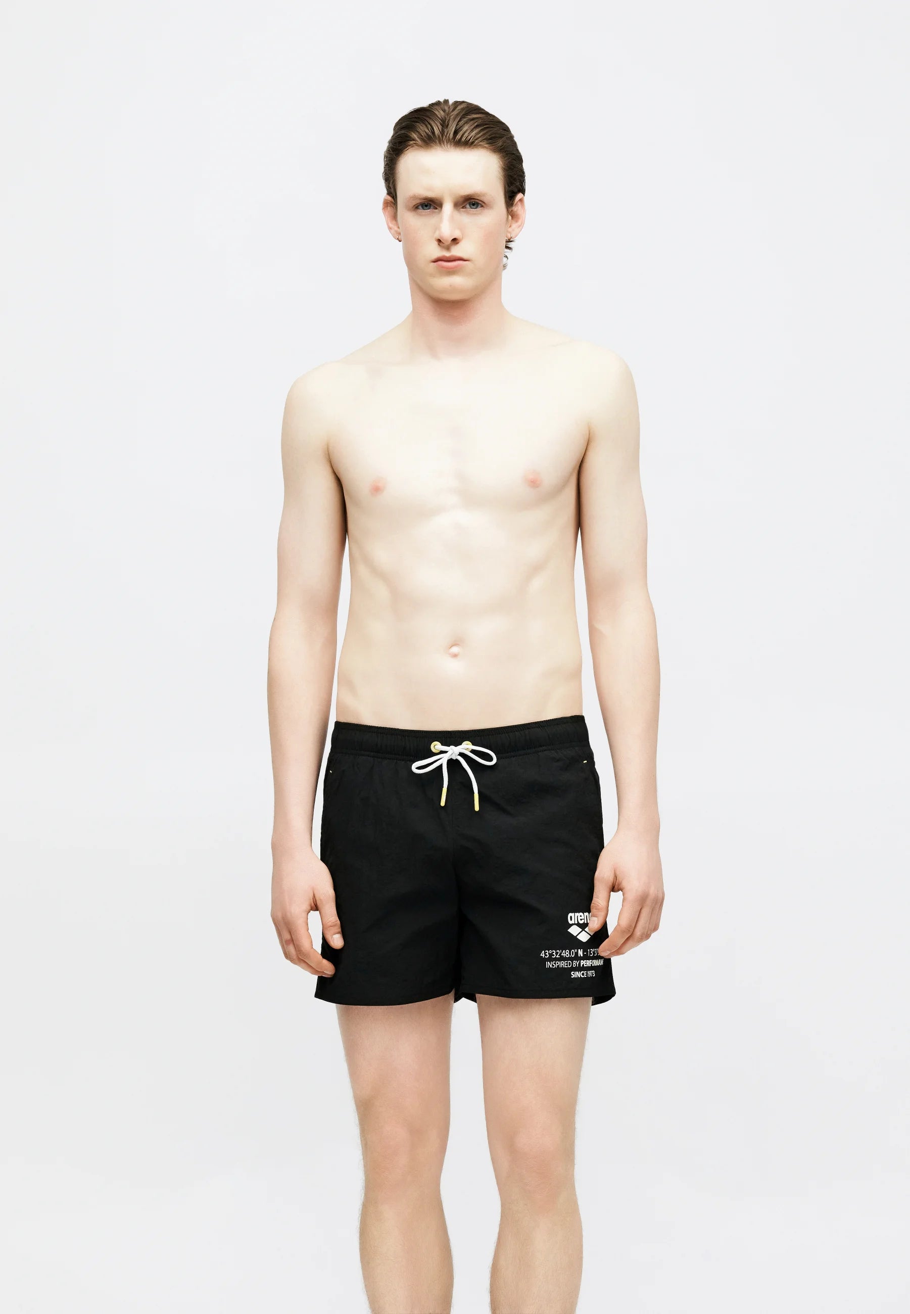 Strandshorts mit Arena-Grafik – Schwarz