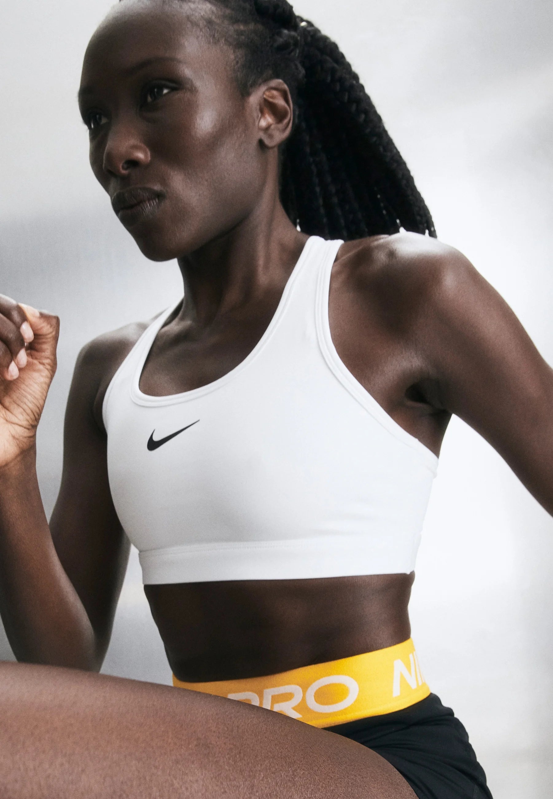 Sportovní podprsenka Nike Unpadded Medium Support – bílá, černá